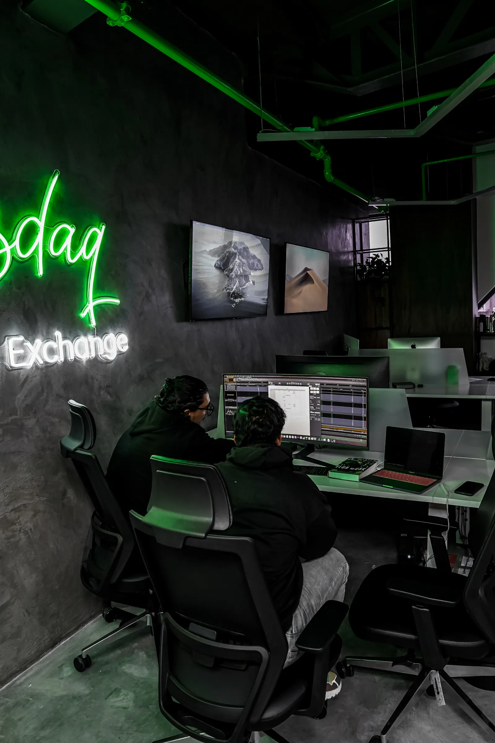 Identidad en la oficina, neón y sala de trading