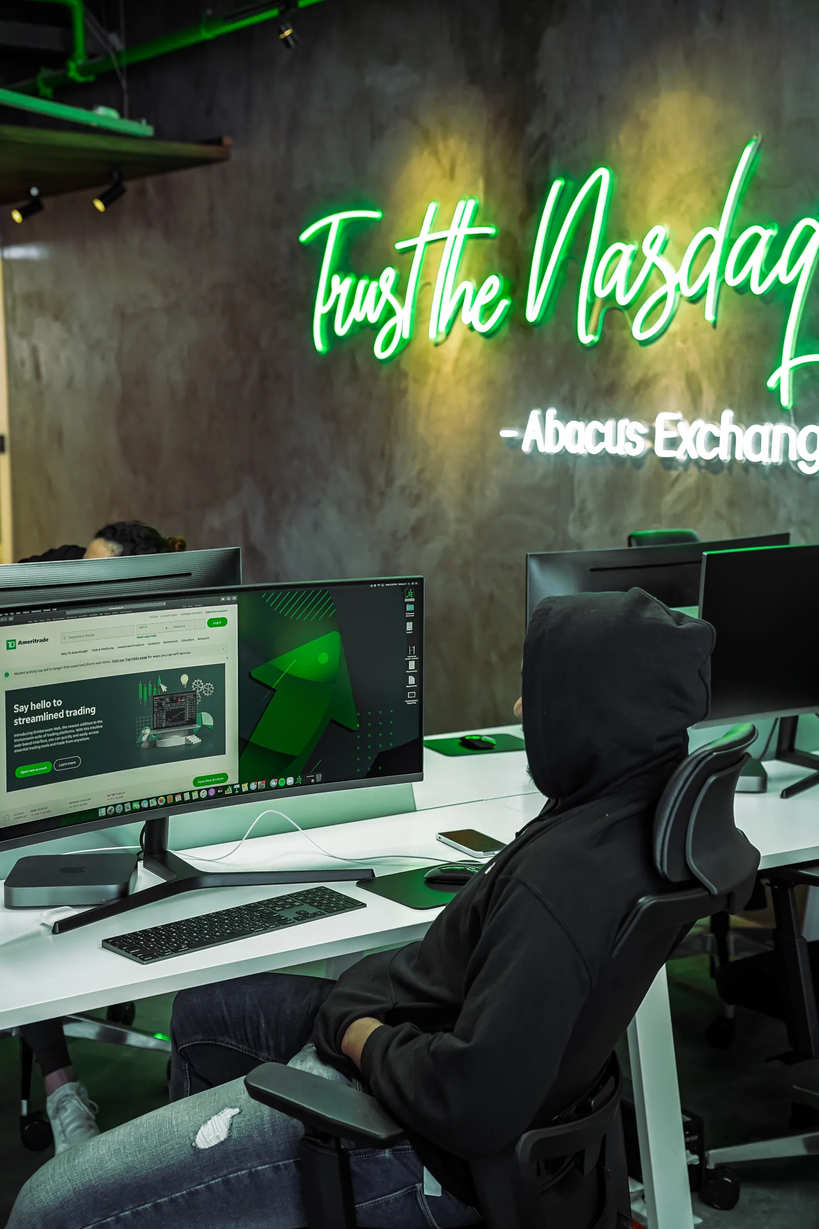 Neón Trust the Nasdaq en la oficina