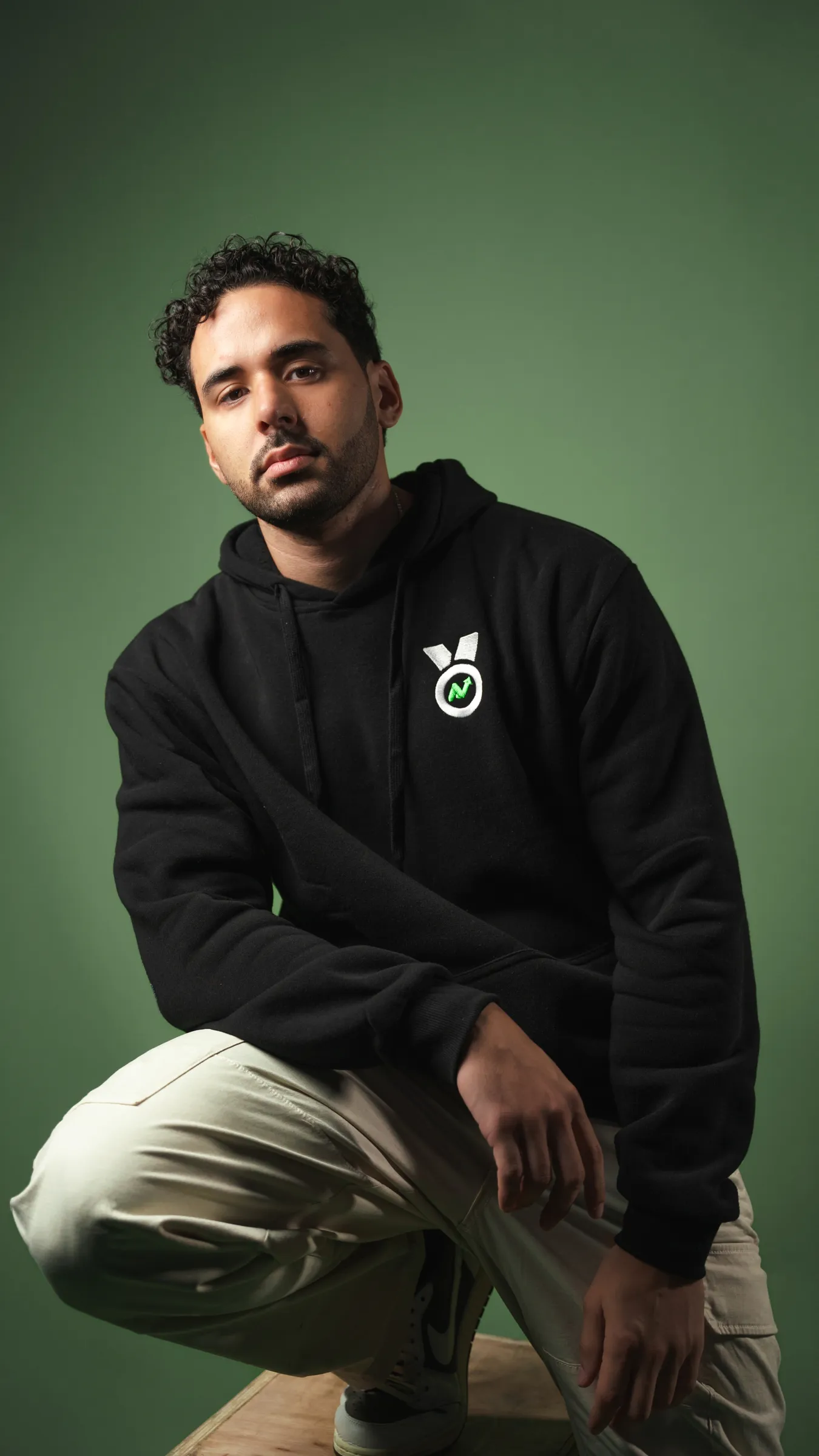 Hoodie con isotipo frontal